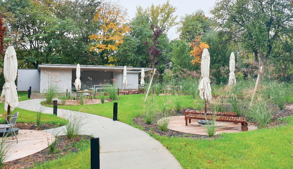 Gartenkonzept mit Weganlage und Nebengebäuden